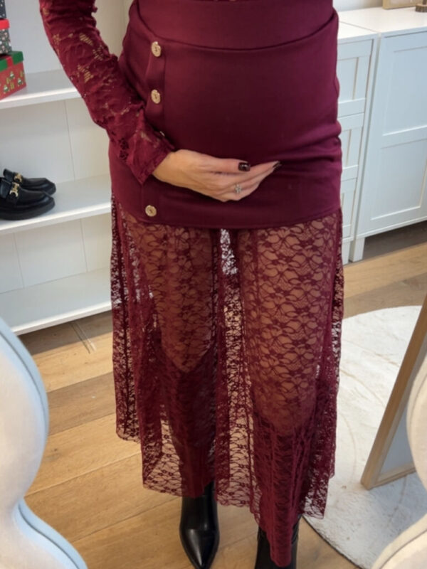Bordowa spódnica z koronkowym dołem