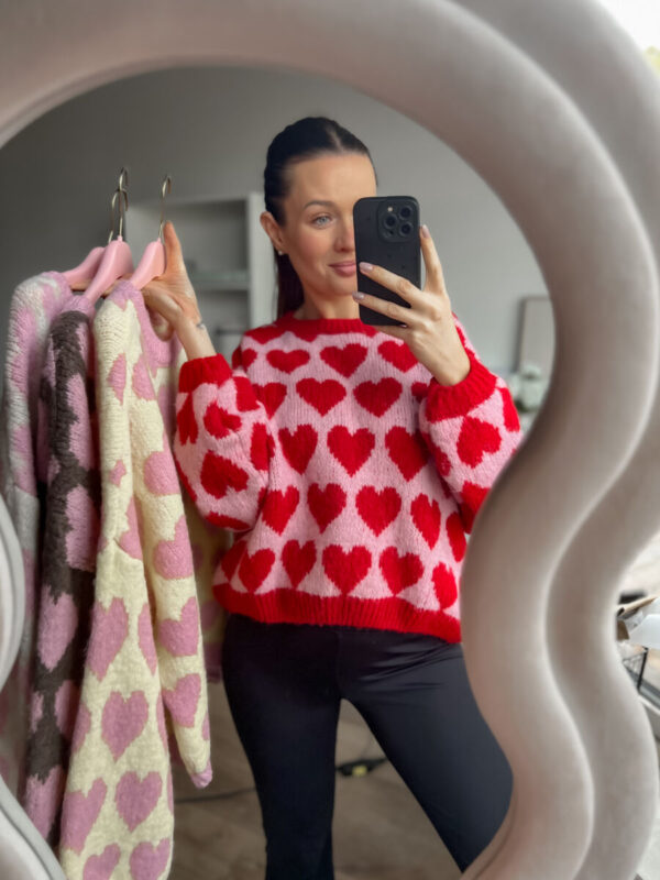 Różowy sweterek w czerwone serduszka