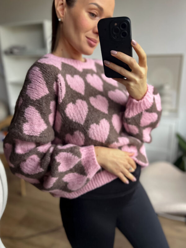 Czekoladowy sweterek w różowe serduszka