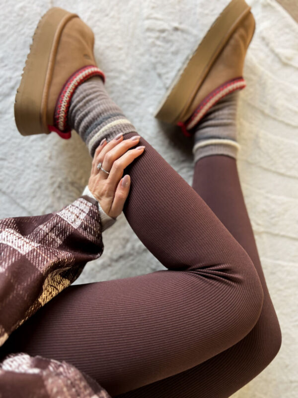 Czekoladowe legginsy prążek