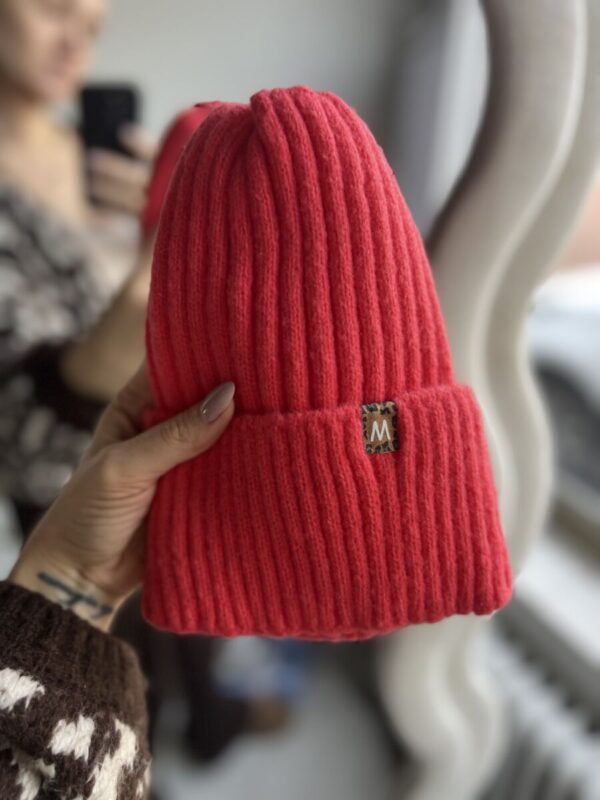 Malinowa ciepła czapka z prążkowanej dzianiny