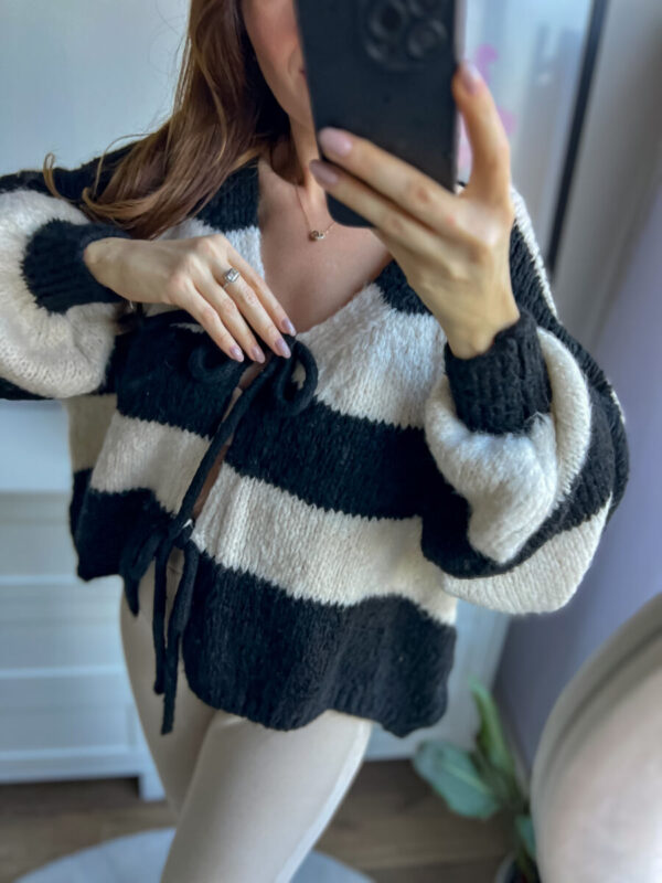 Sweter oversize w pasy z wiązaniami