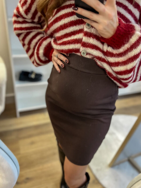 Czekoladowa spódnica basic w prążek