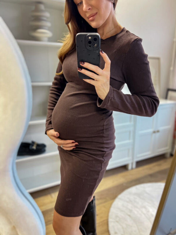 Czekoladowa dopasowana sukienka basic w prążek