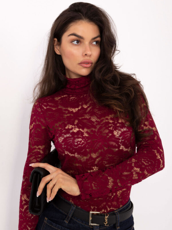 Burgundowa dopasowana bluzka z koronki