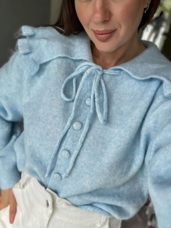Sweterek z kołnierzem baby blue