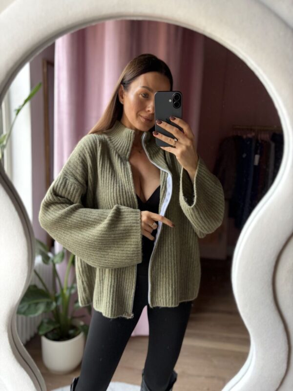 Sweter na suwak o kroju oversize szałwia