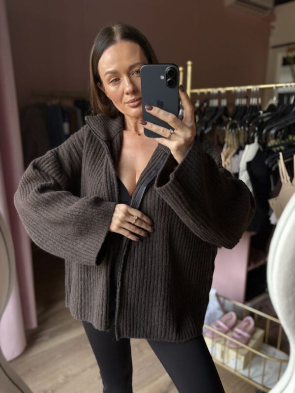 Sweter na suwak o kroju oversize ciemna czekolada