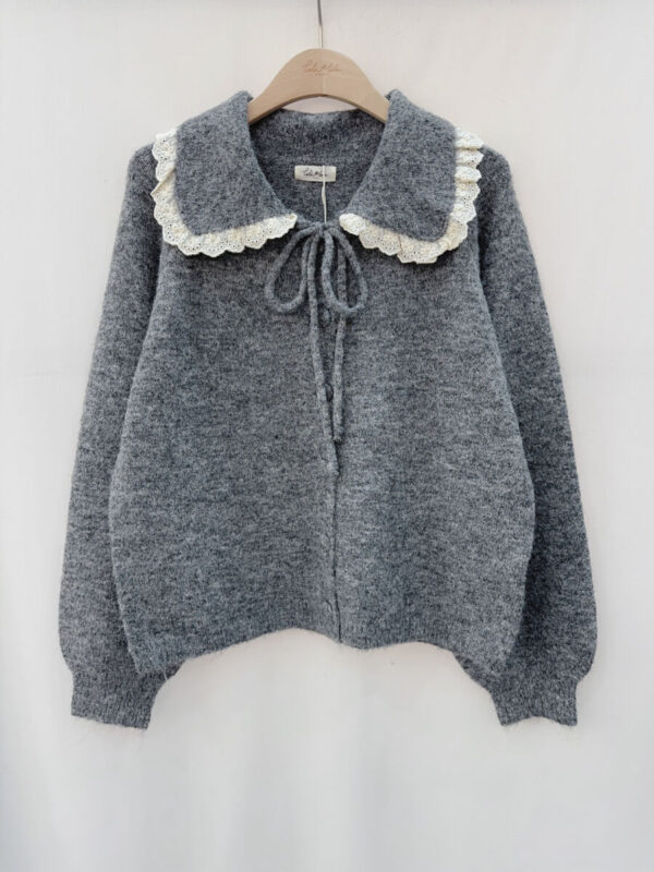 Sweter z koronkowym kołnierzem -szary